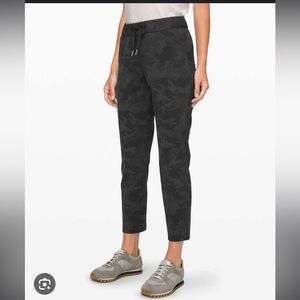 Lululemon On the Fly Camo 7/8 Pant Size 4